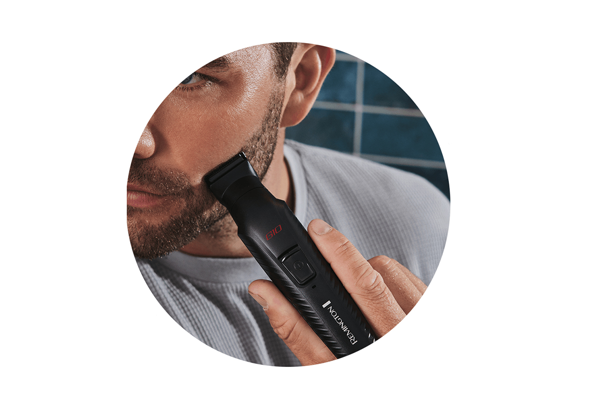 Απεικονίζεται ένας άντρας να χρησιμοποιεί το τρίμμερ.